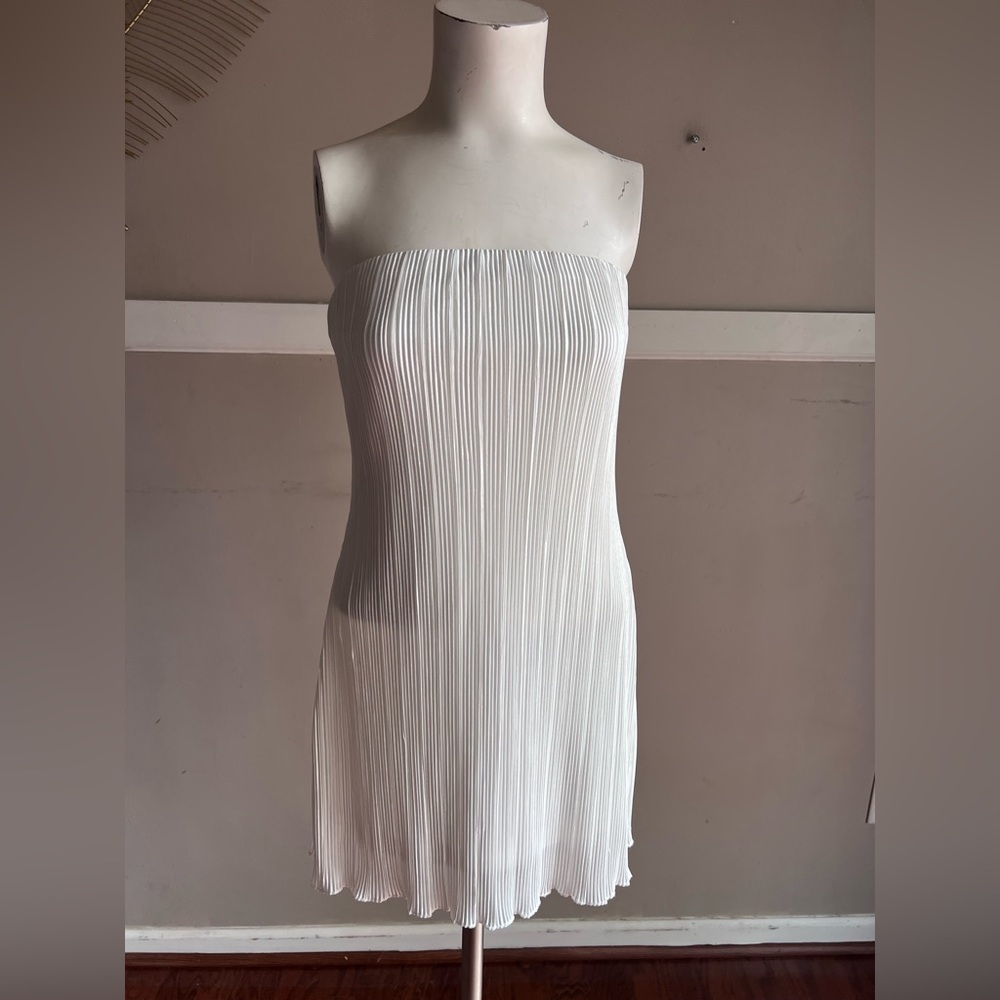 Vestique Strapless White Pleated Dress